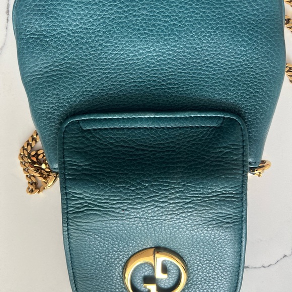 X SOLD X Authentic Gucci, small green bag with classic gold hardware and chain. - Picture 6 of 9